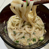 ちょっと暑くなってきたから、＜特製ゴマダレ＞で冷やしうどん！