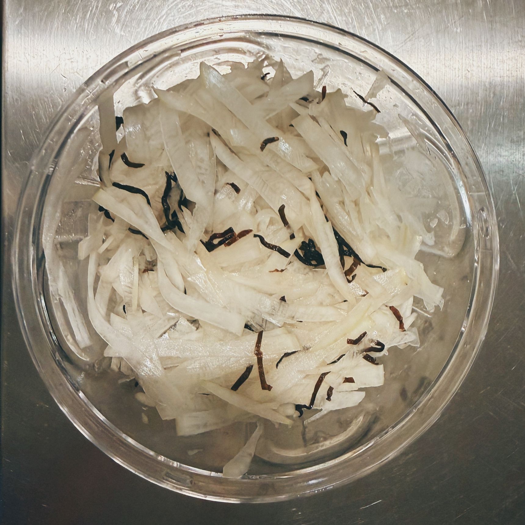 【基本のサラダ】塩昆布を加える