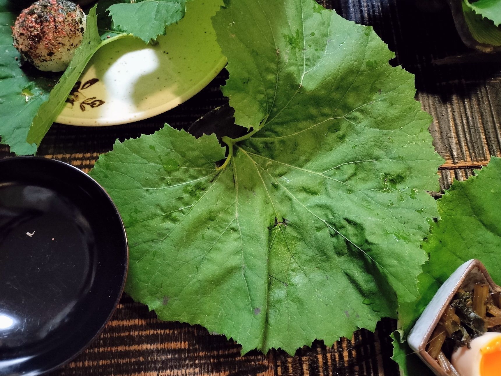 この葉のサクサク天ぷらが美味〜！見て〜器に敷いたら普通のご飯やフルーツがワンランクアップ！
