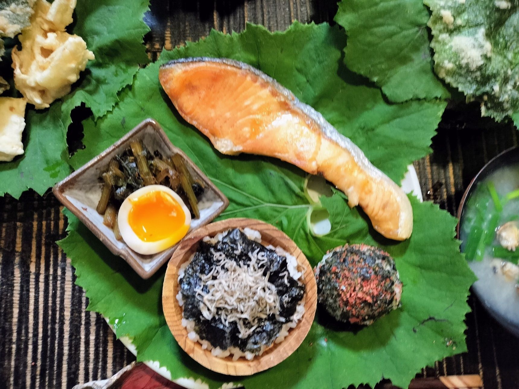 例：器に、ふきの葉を敷き、おにぎり・焼き魚等を盛り付ける！