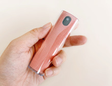 【ダイソー】リップ風なのに有能すぎ♡「シュッ→ゴシッ」でたった3秒スマホをリセット！