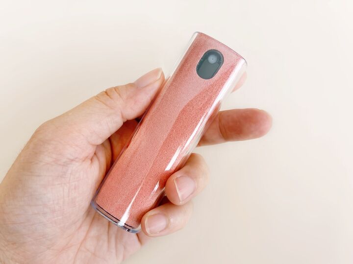 【ダイソー】リップ風なのに有能すぎ♡「シュッ→ゴシッ」でたった3秒スマホをリセット!