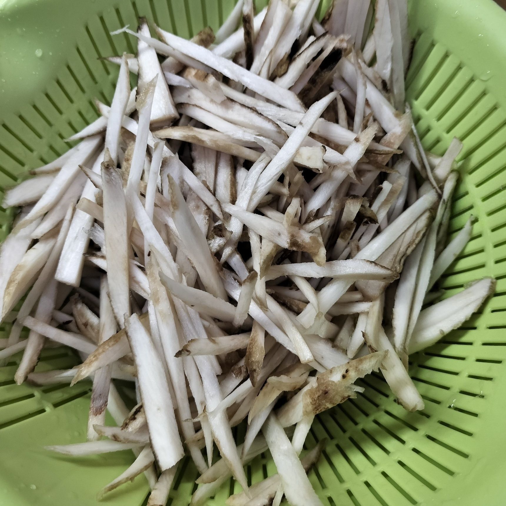 1、ごぼうは、包丁の背で皮を剥き、厚めの斜め薄切りにしてから、太めの千切りにする→3分程水にさらす→ザルにあけ、サッと流水で洗う→水気をきる