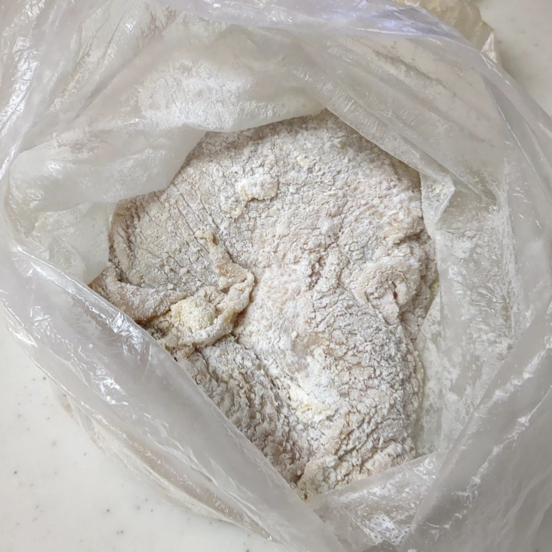 片栗粉をまぶします！