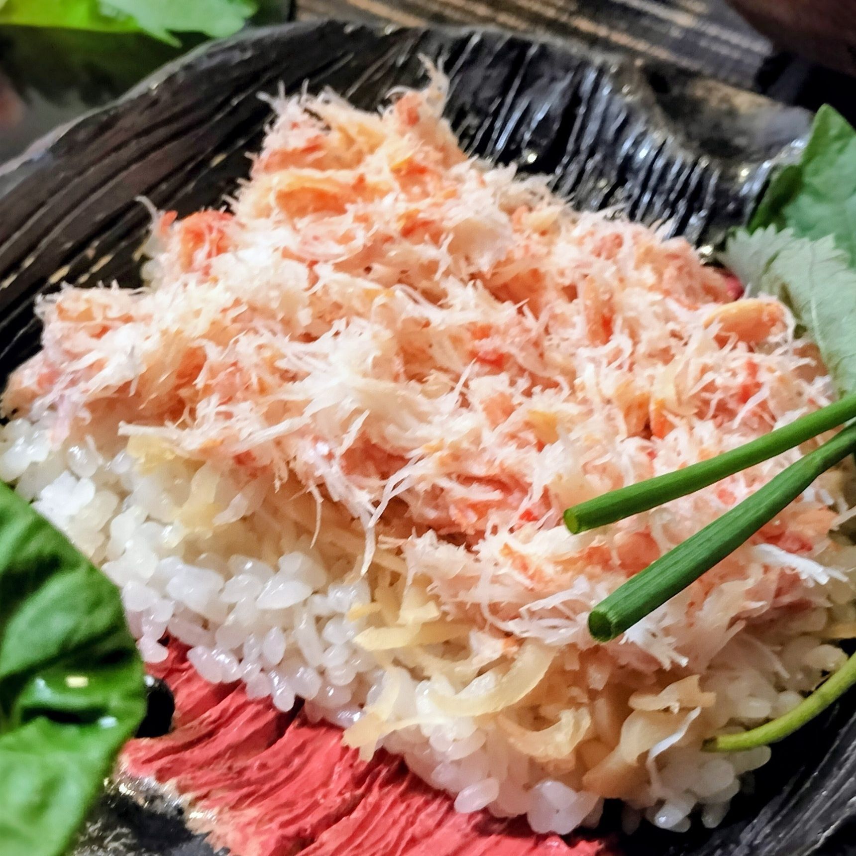 4. 紅ズワイガニの身を手順2の新生姜の甘酢漬けをのせた酢飯の上に、たっぷりと盛る