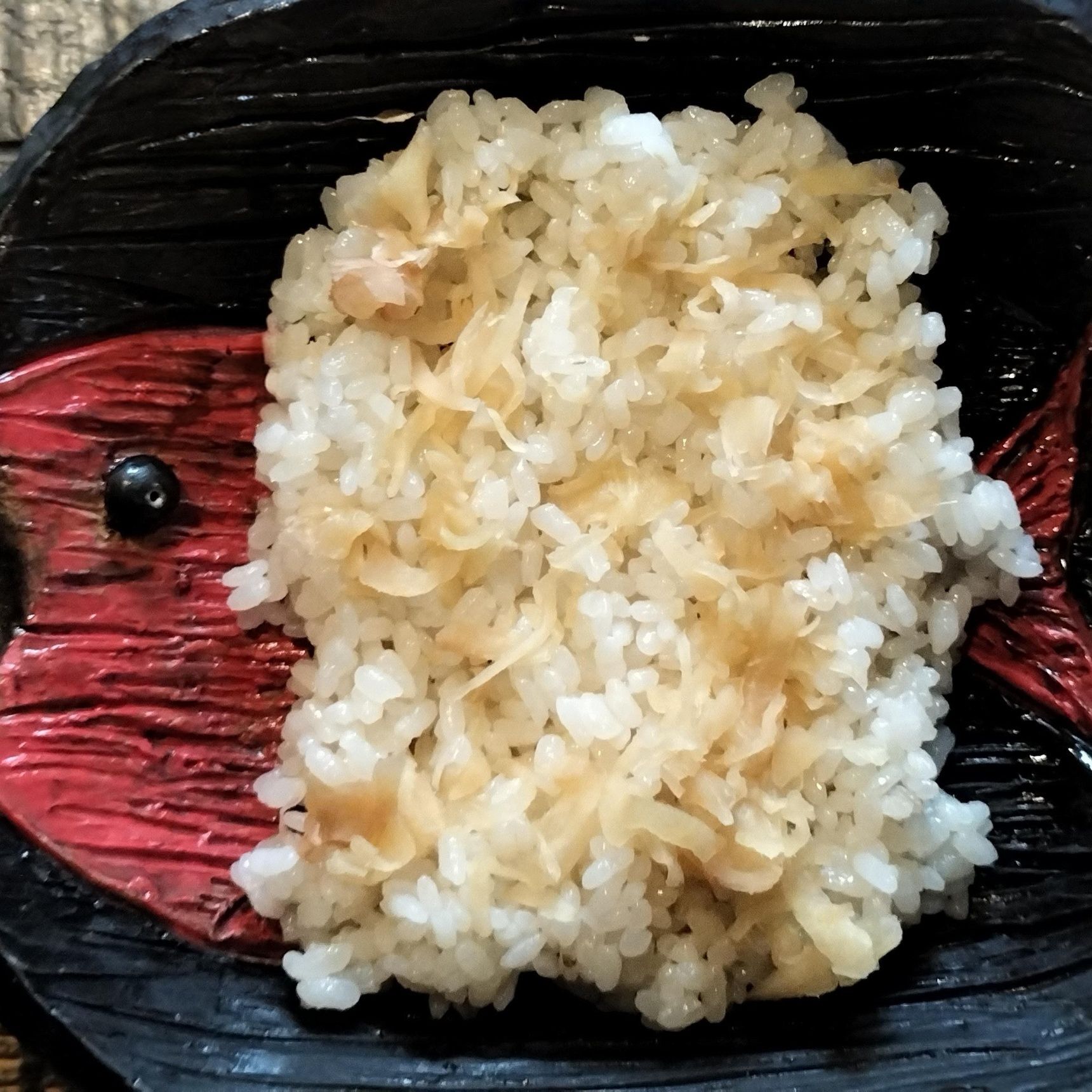 2. 新生姜の甘酢漬けを千切りする→汁気を絞り、手順1の酢飯の上に散らす