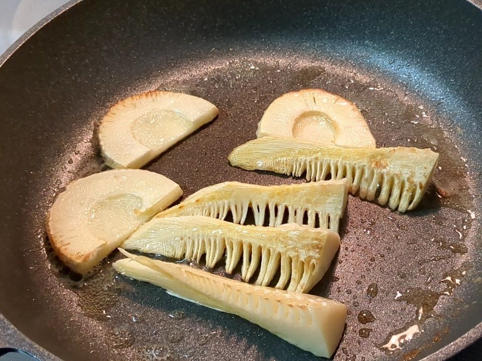 タケノコをカットして焼きます！