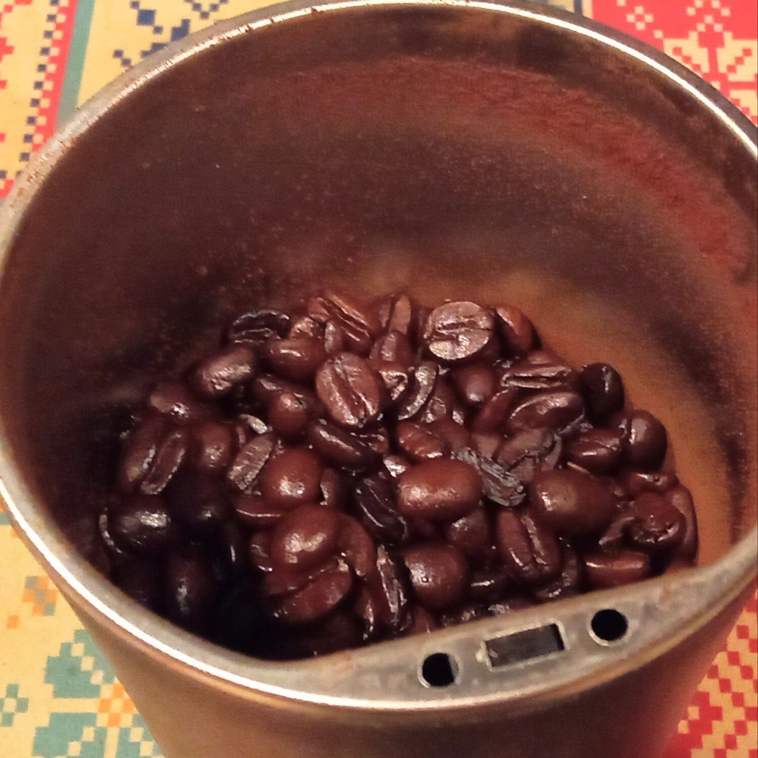 この豆を細かく粉砕していきます