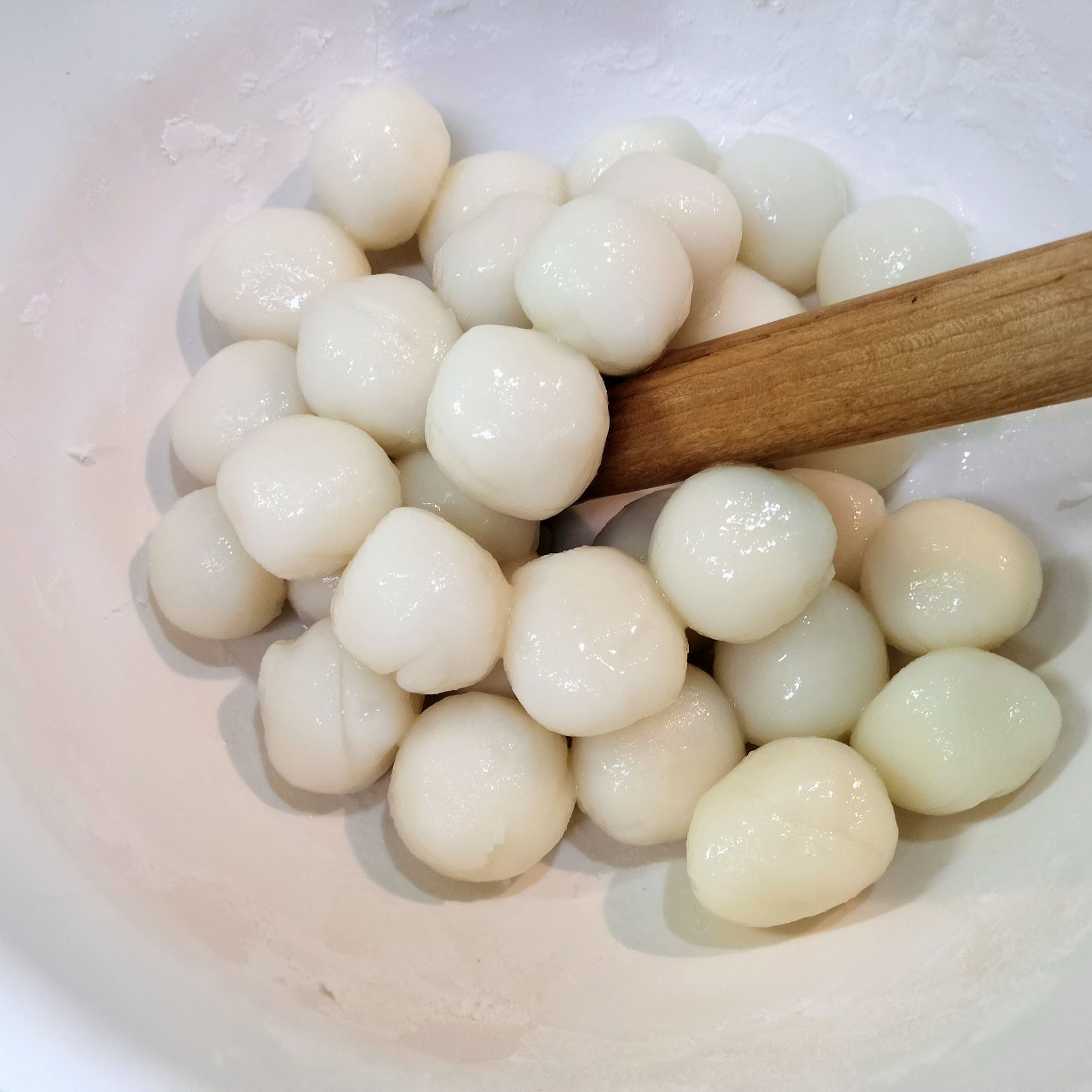2. ボウルに、だんご粉と上新粉を入れる→お湯（B）を加えてこねる