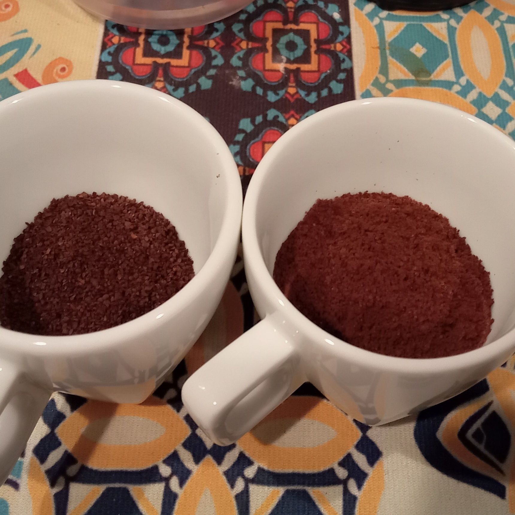 通常粉で購入したコーヒーが左側、右が更に粉砕した粉