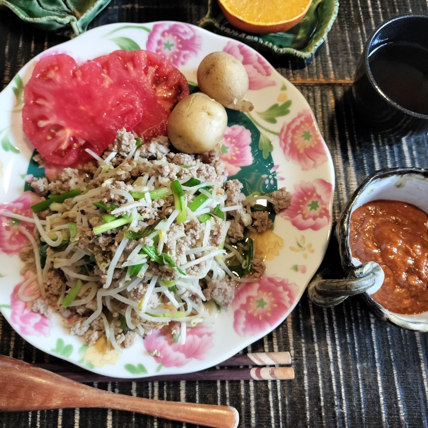 洋風！もやしと豚ひき肉の炒め物！このソースをかけて〜！