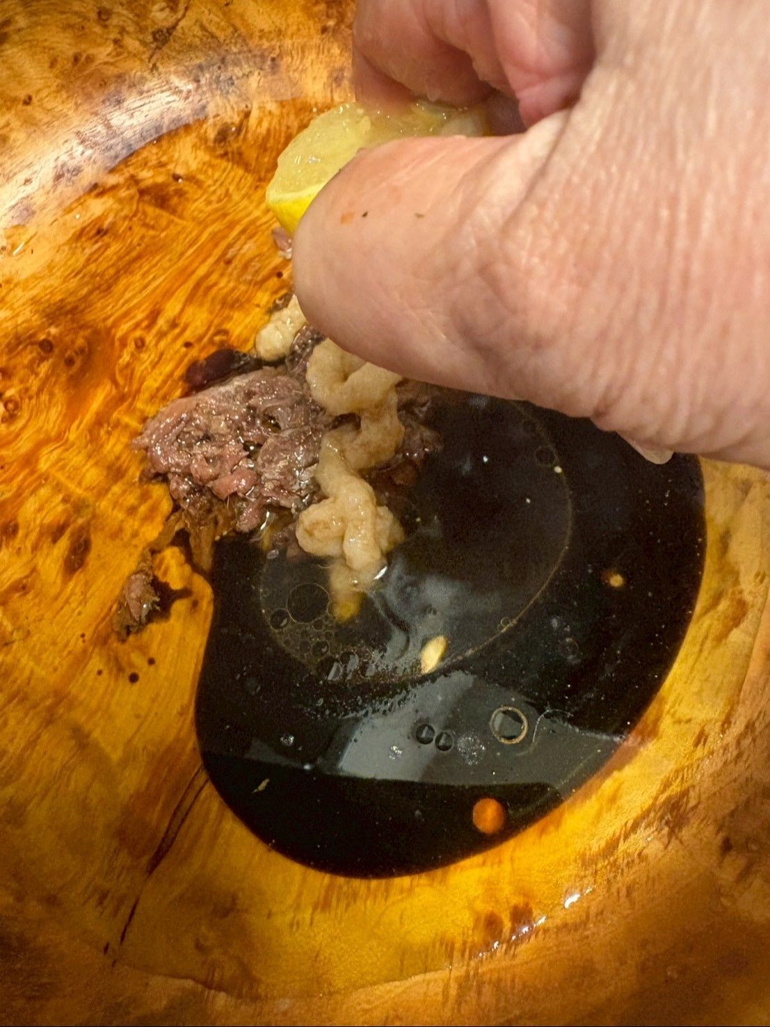 チューブのにんにくとバルサミコ酢、レモンをしぼります。