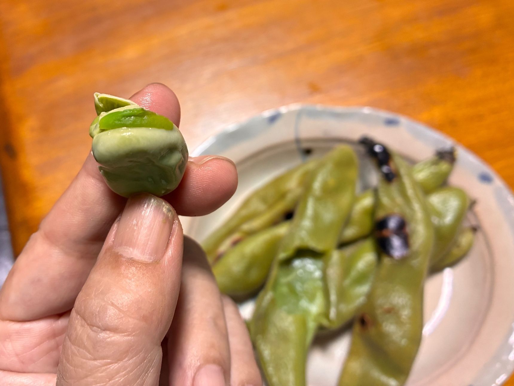 さやを破り皮を剥いて
