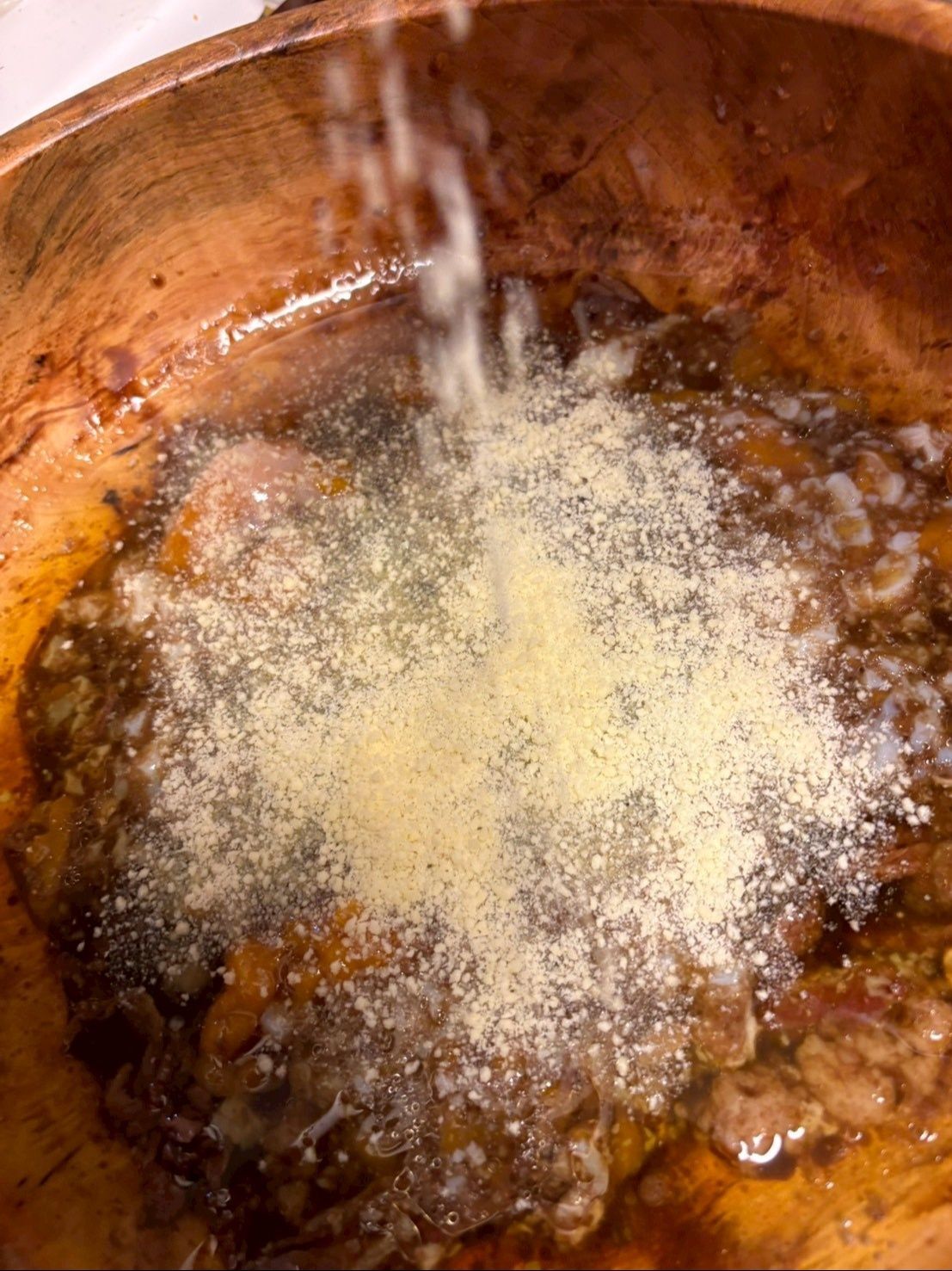 このどろどろとしたアンチョビーとバルサミコの液体に粉チーズを目いっぱいかけます。