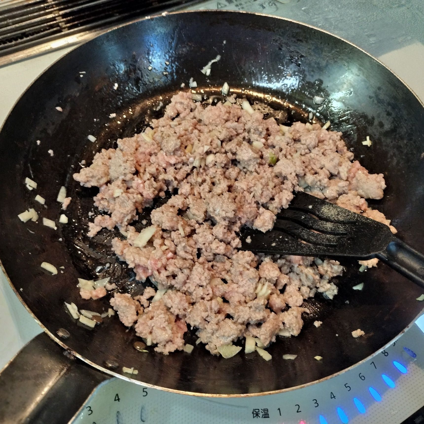 1、鉄フライパンに、オリーブオイルとにんにくを入れる→弱火にかけ、にんにくの香りが出てきたら、豚ひき肉と塩・粗挽き胡椒を入れて炒める