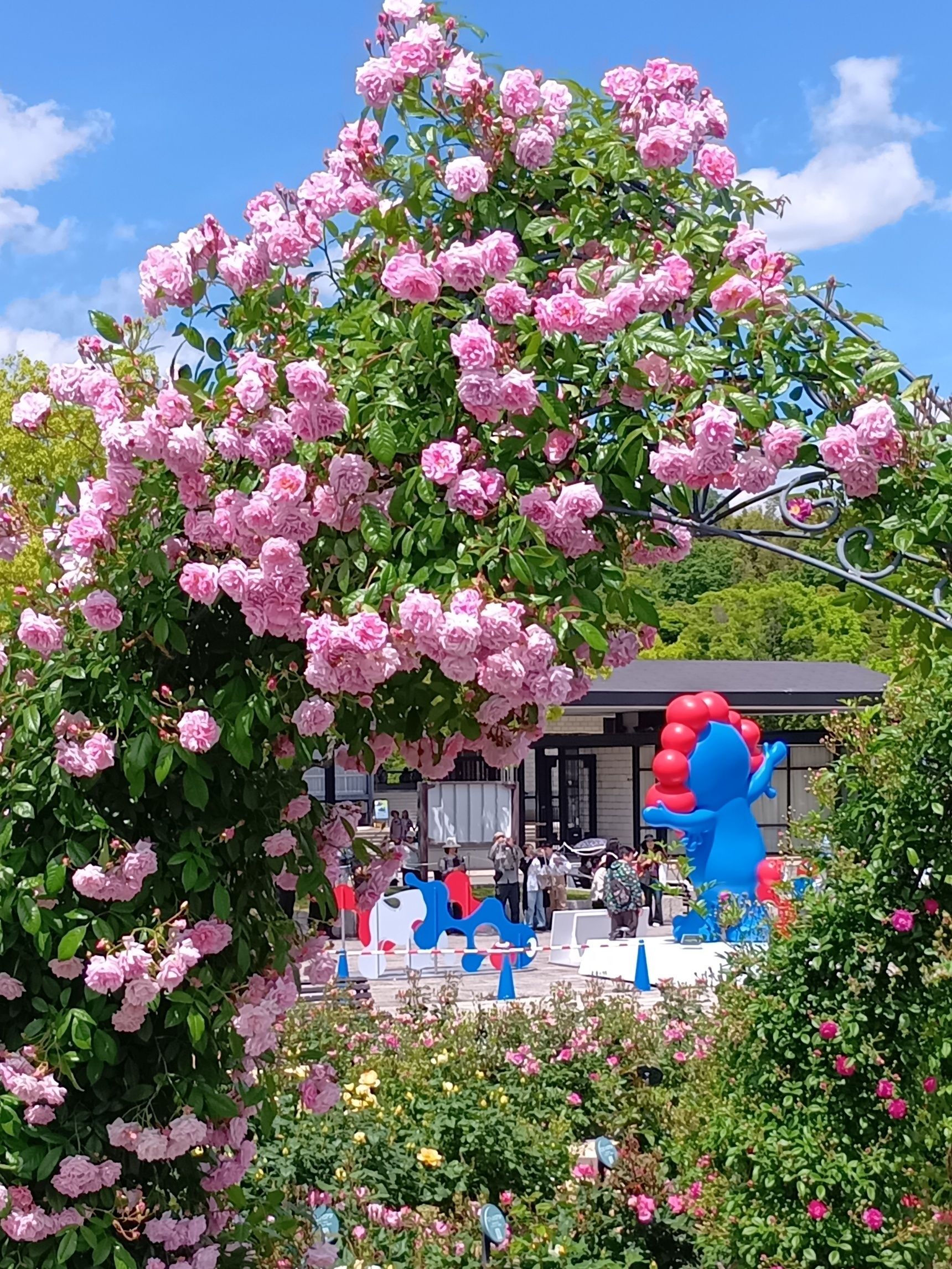 薔薇園を背景にミャクミャクモニュメントと撮影できるなんて最高です！
