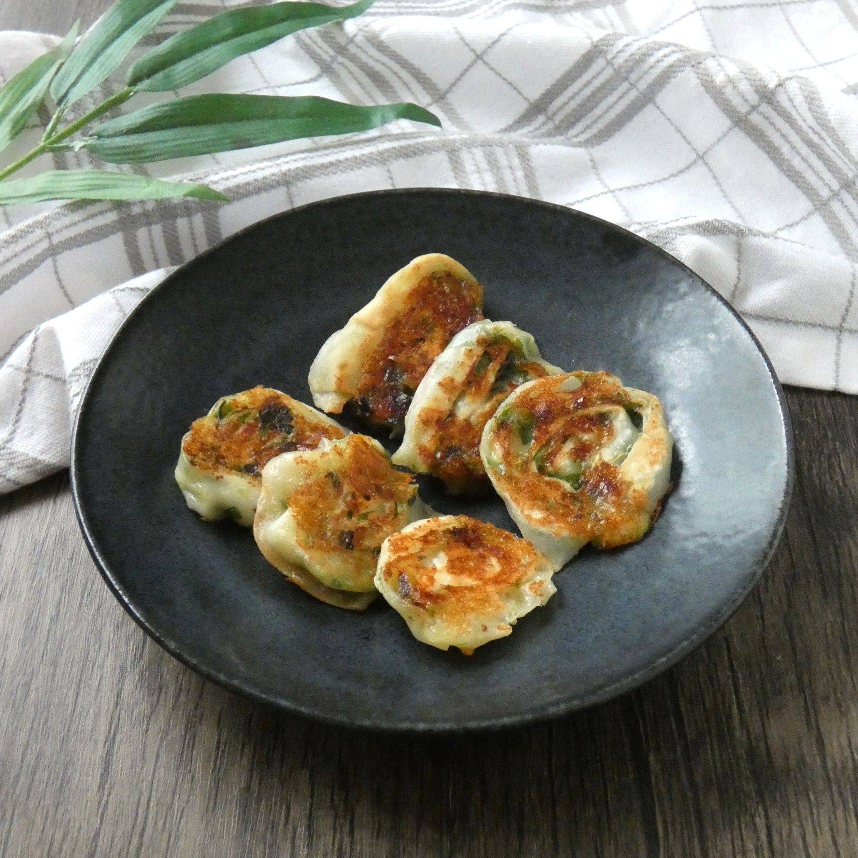 おつまみにぴったり！「余った餃子の皮でネギチーズ焼き」