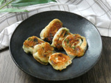 おつまみにぴったり！「余った餃子の皮でネギチーズ焼き」