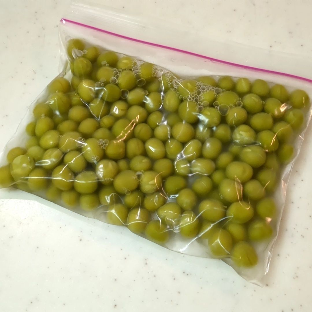 グリンピースを下茹でします。