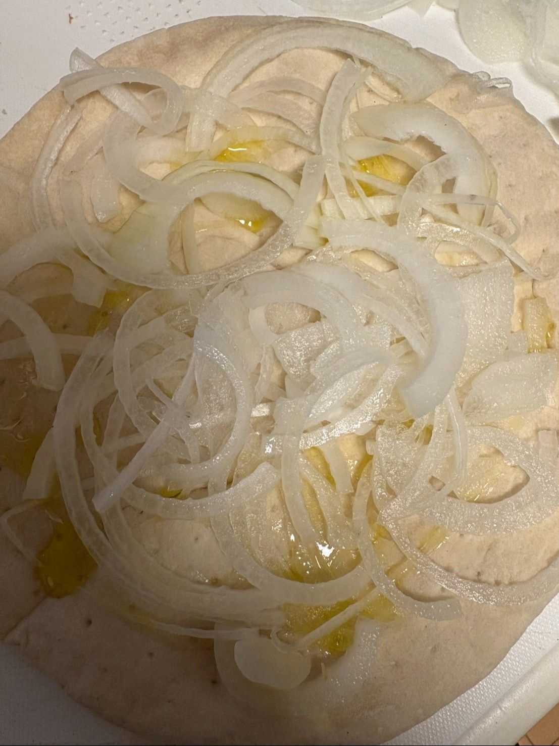 玉ねぎは生のままスライスして乗せます。