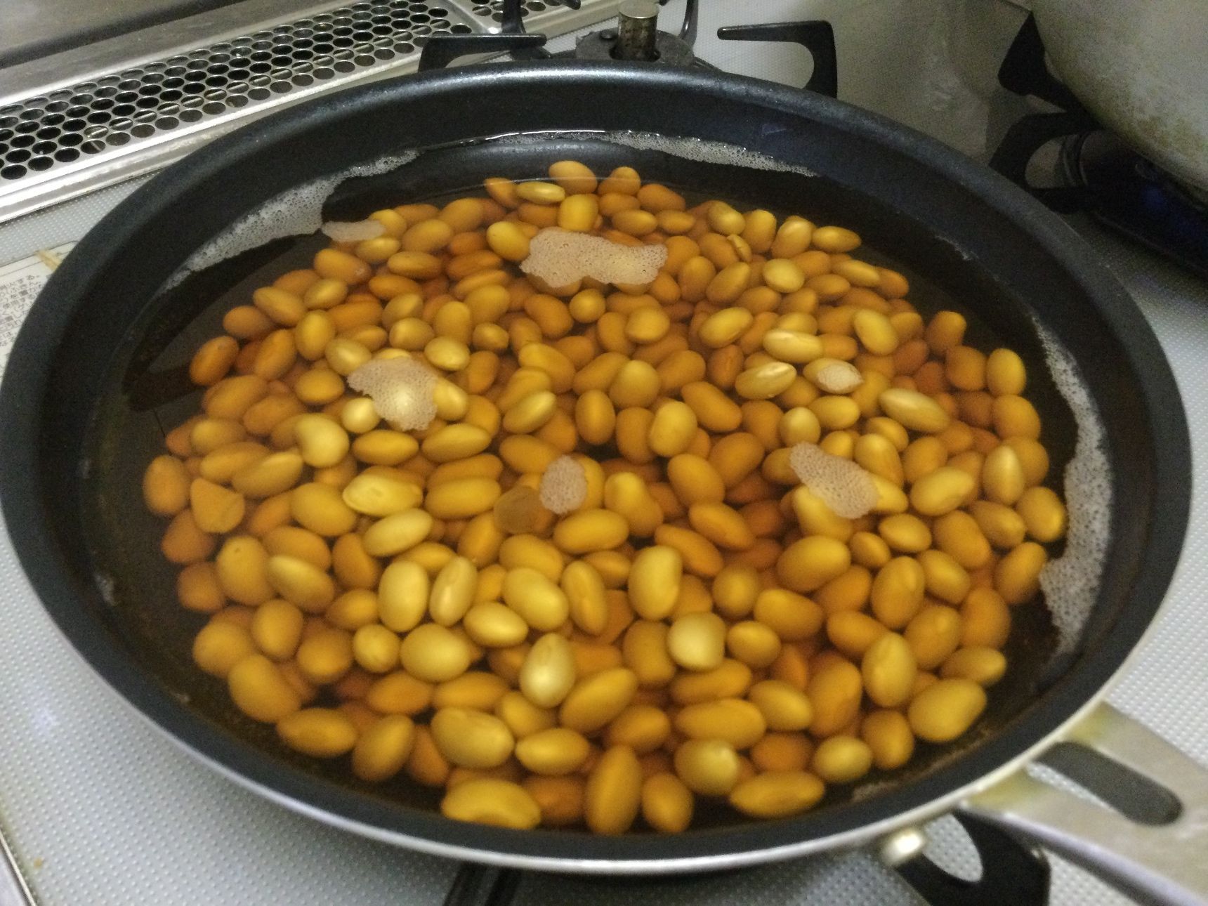 大豆の水煮を入れます