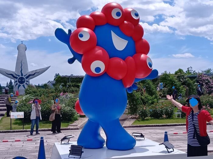 【アフター万博】今だけ！万博記念公園ローズフェスタでミャクミャクと記念撮影してきました！