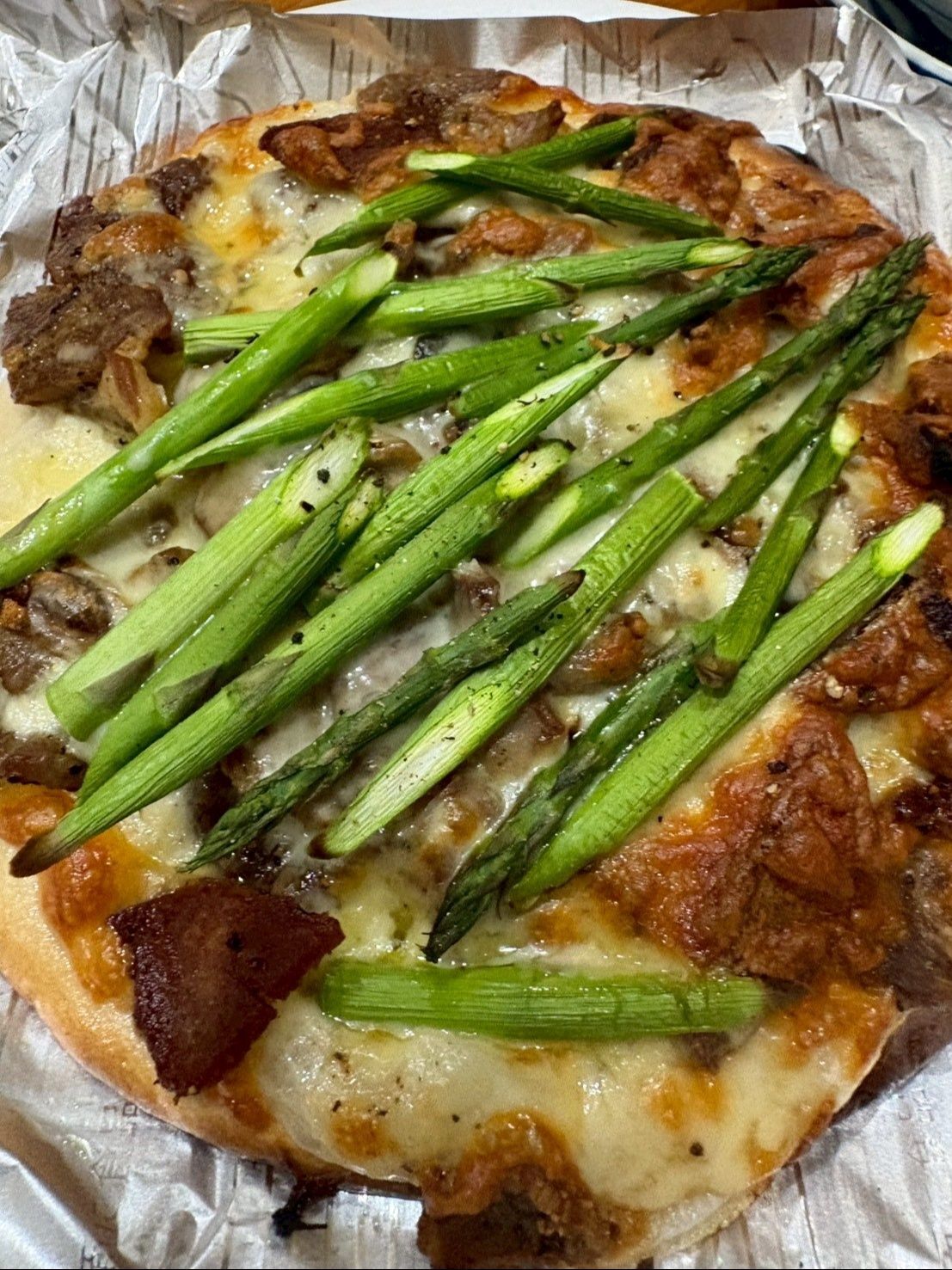 バルサミコをかけて食べる＜豚肉とカリカリにんにくのピザ＞