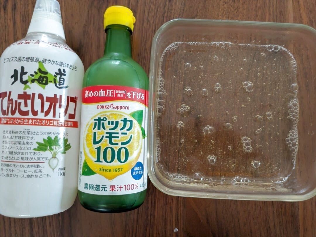 熱湯にゼラチンを溶かし、オリゴ糖・レモン汁を入れる。