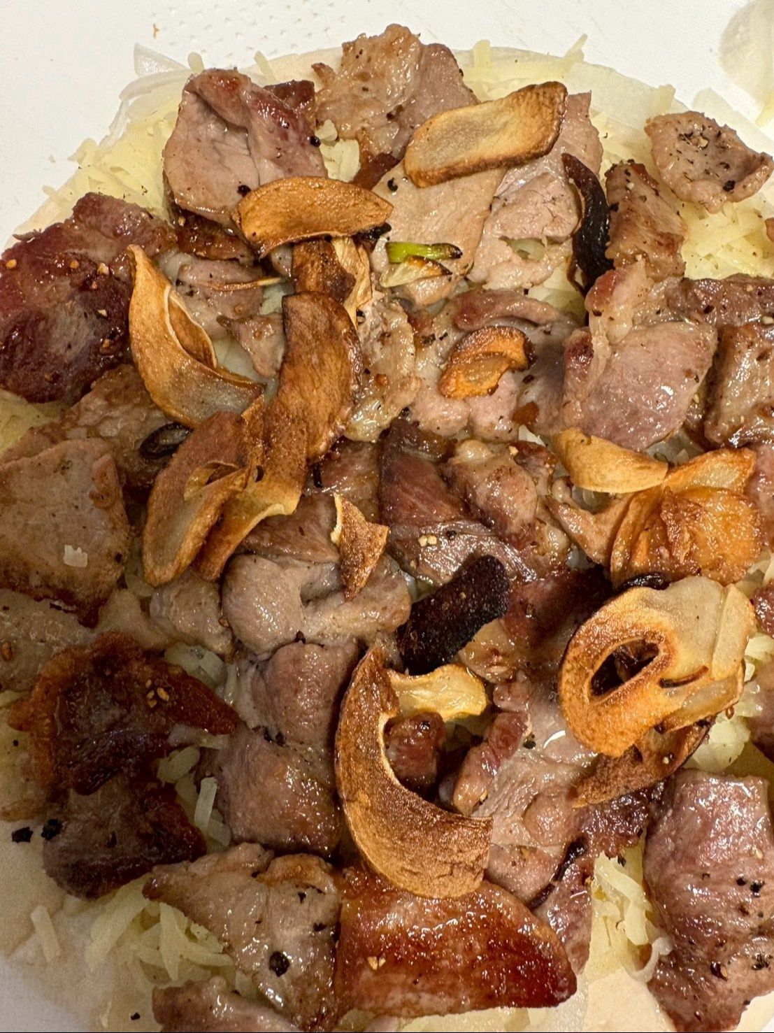 ここで豚肉とニンニクのカリカリ焼きを乗せます！