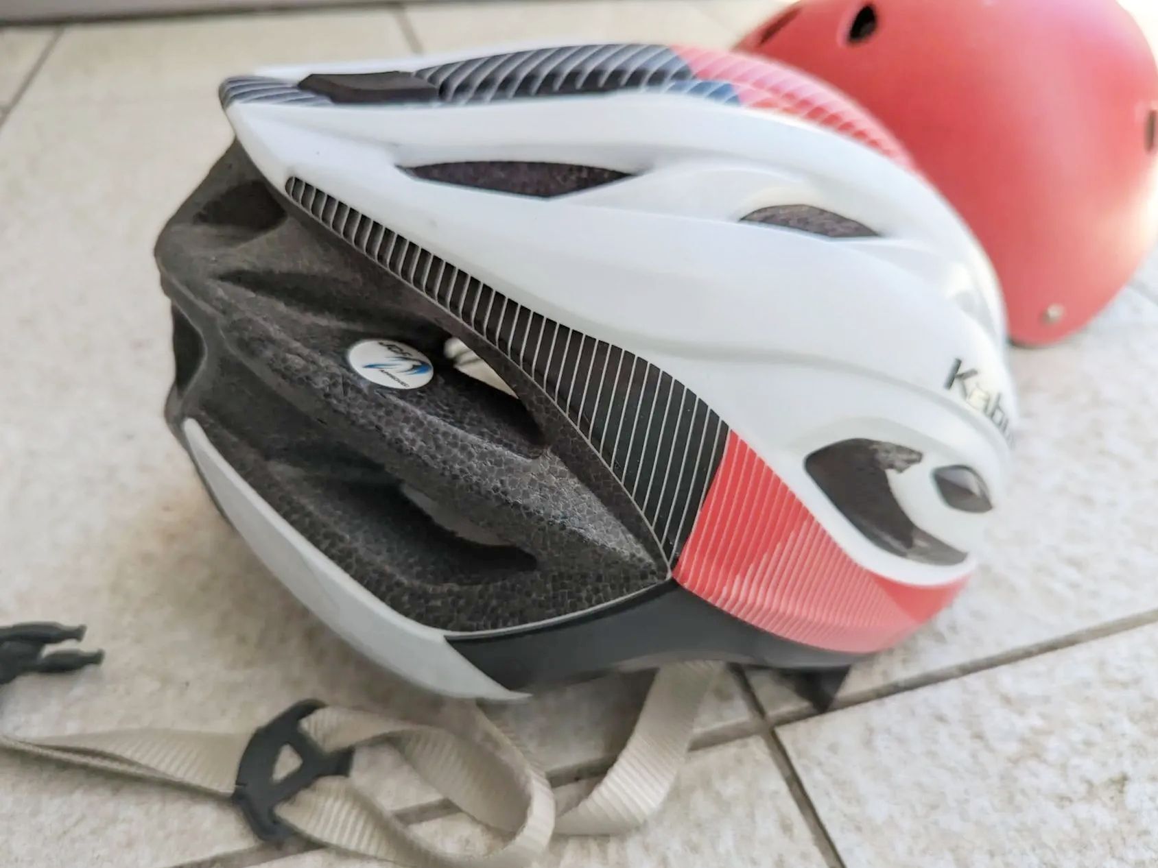 「うぎゃー！水が真っ黒…」自転車ヘルメットって洗えるの！？メーカー直伝のケア術で、汗の臭いも一発リセット♪