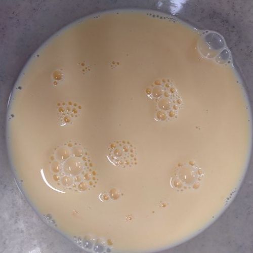 卵と牛乳を混ぜる