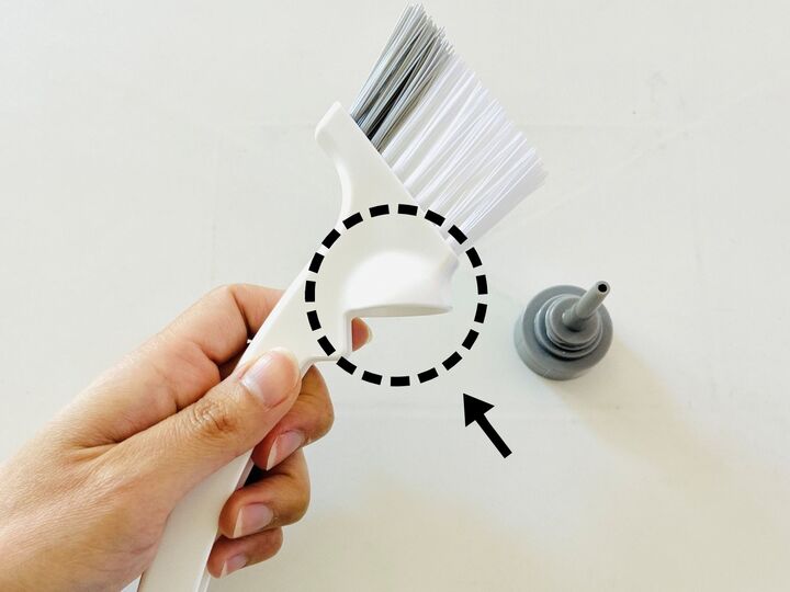 【セリア】梅雨前の今がチャンス!“面倒な汚れスポット”のお掃除は「3Way専用ブラシ」でサクッと完了♪