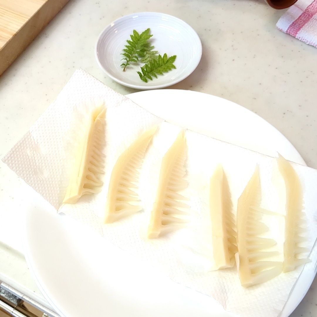 水分を拭き取ります