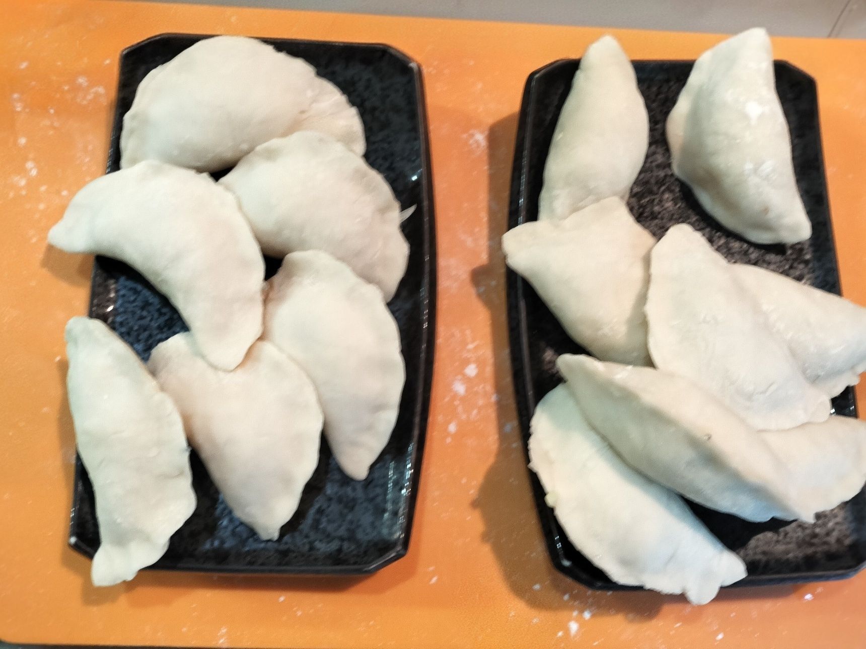 4.手順3の皮に、手順2の餡をたっぷり入れて閉じる※餡をたっぷり入れて、ヒダは寄せません！