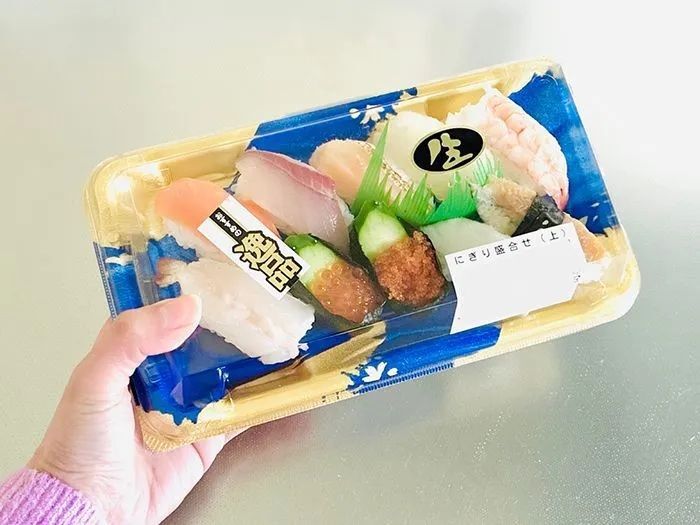 スーパーのお寿司、冷蔵庫に入れるのちょっと待って！ある"ひと手間"で驚くほどおいしさキープできるんです♪
