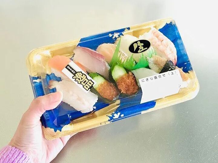 スーパーのお寿司、冷蔵庫に入れるのちょっと待って!ある"ひと手間"で驚くほどおいしさキープできるんです♪
