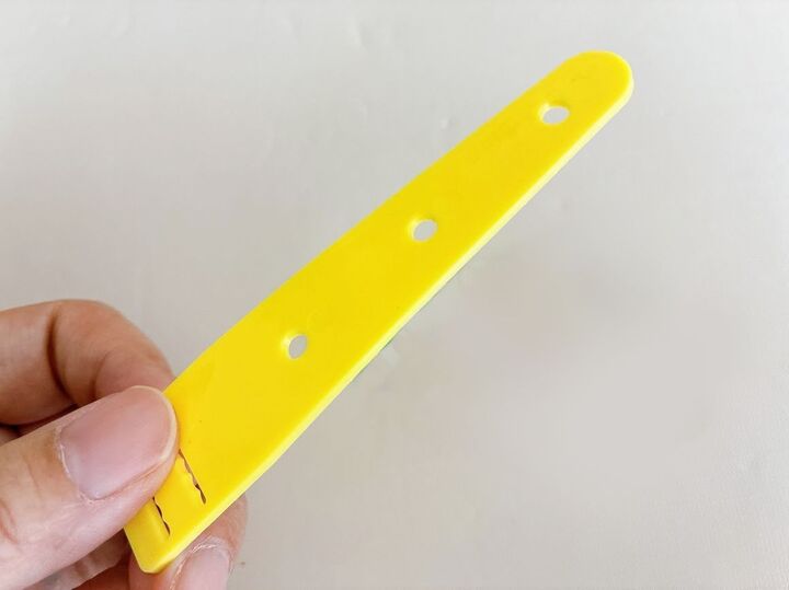 【セリア】これな〜んだ?手探りの作業が驚くほどラクになる『ありそうでなかった発明品』見つけました!