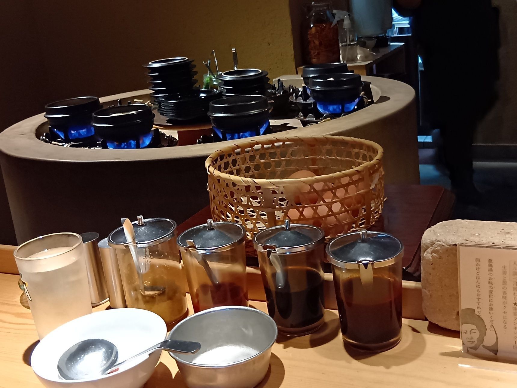 カウンター中心の店内で、一人でも気軽に本格参鶏湯が味わえるのが魅力。店内中央のコンロでぐつぐつ煮込まれる参鶏湯は、まるでライブ感たっぷりの“食のエンターテインメント”のようなんです