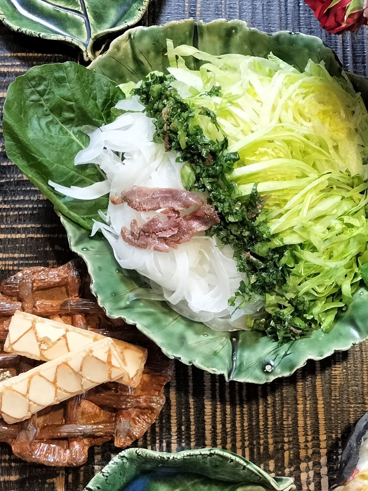 コク旨塩酢ドレッシングが合う〜！新玉ねぎとレタスのサラダ！簡単ドレッシング！