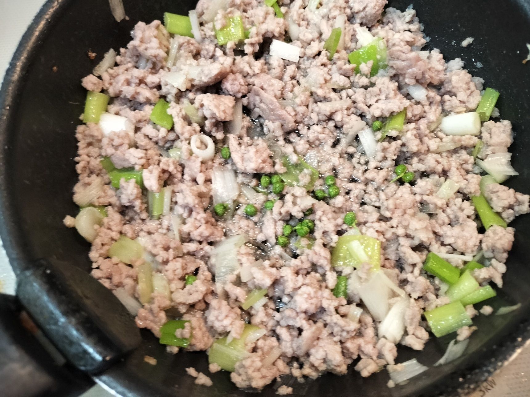 3、フライパンに、豚ひき肉と材料■を入れて炒める→実山椒を加えて、サッと炒める　※食べる際、実山椒があるとないでは大違い、是非、加えてみて下さい！【豚ひき肉のピリリと辛いコク旨ネギ塩そぼろ】