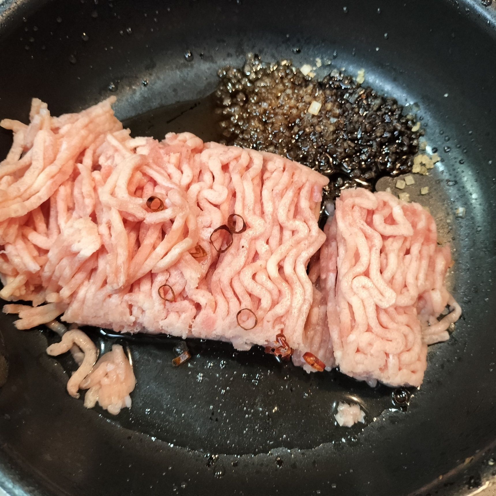2、フライパンに、鶏モモひき肉と材料●を入れて炒める【鶏モモひき肉の甘辛そぼろ】