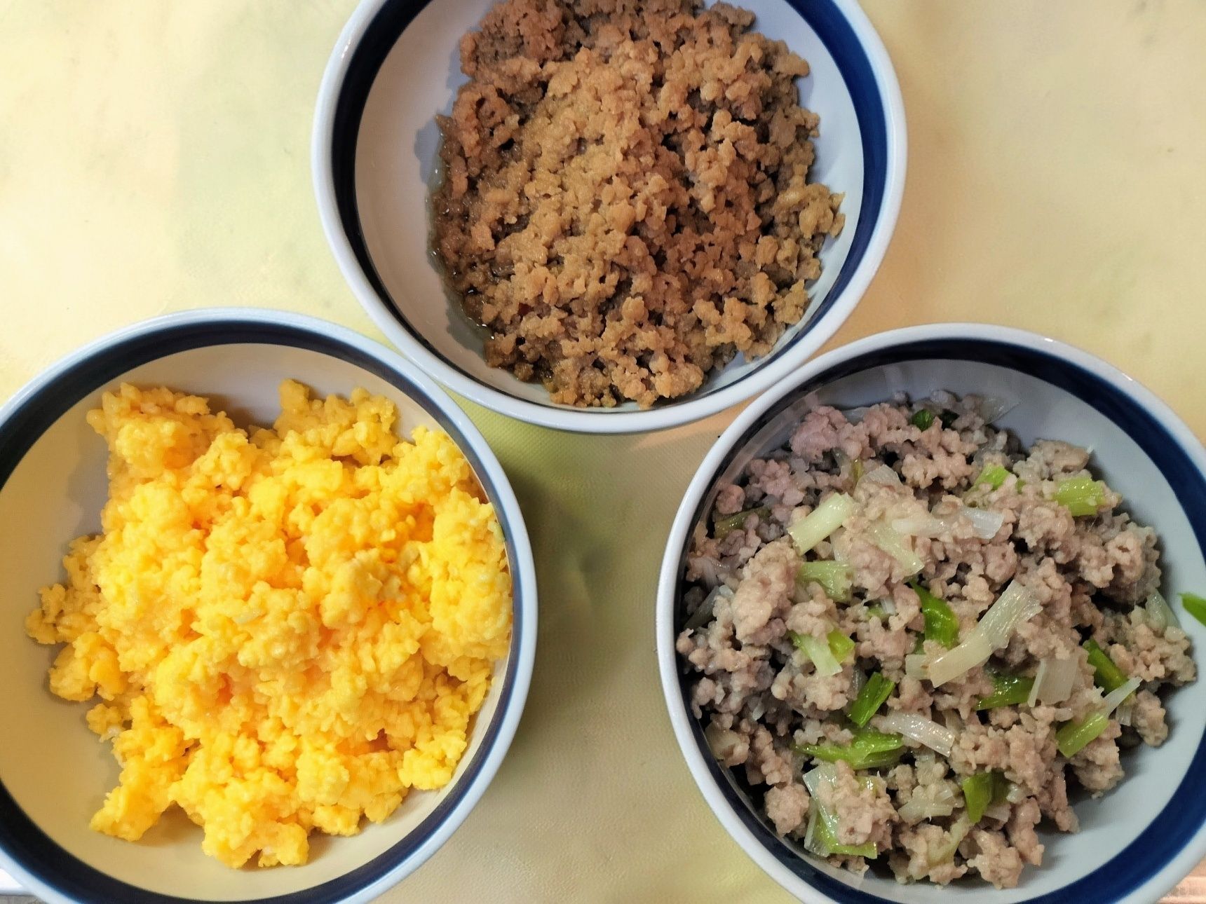 4、重箱又はどんぶりにご飯を入れる→手順1・2・3の具材をのせる