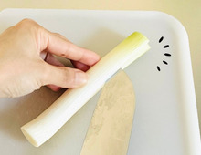 まるでプロ級！ふわふわの『白髪ねぎ』を簡単に作る方法。食べやすさもグンとアップしますよ♪