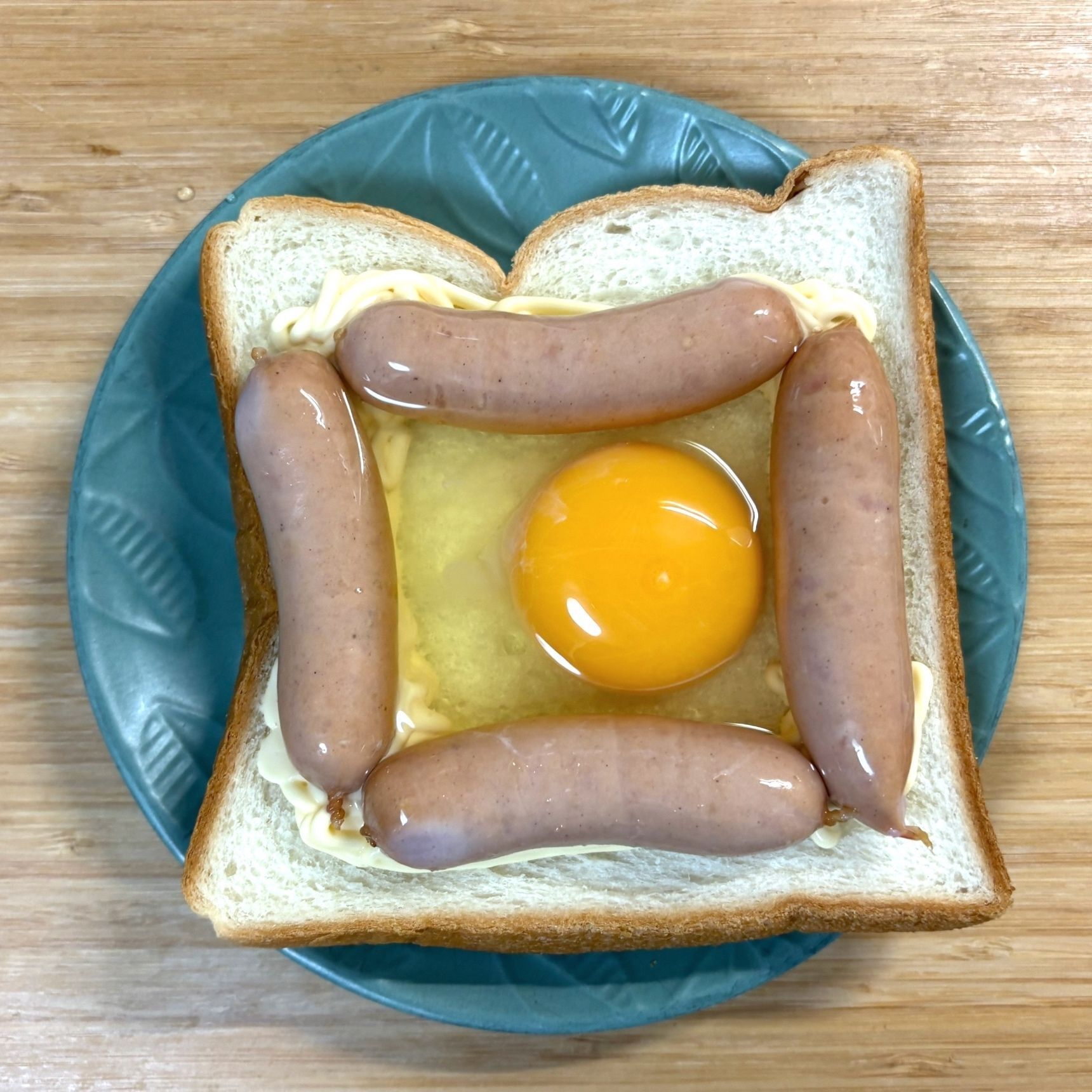 真ん中に卵を割り入れます