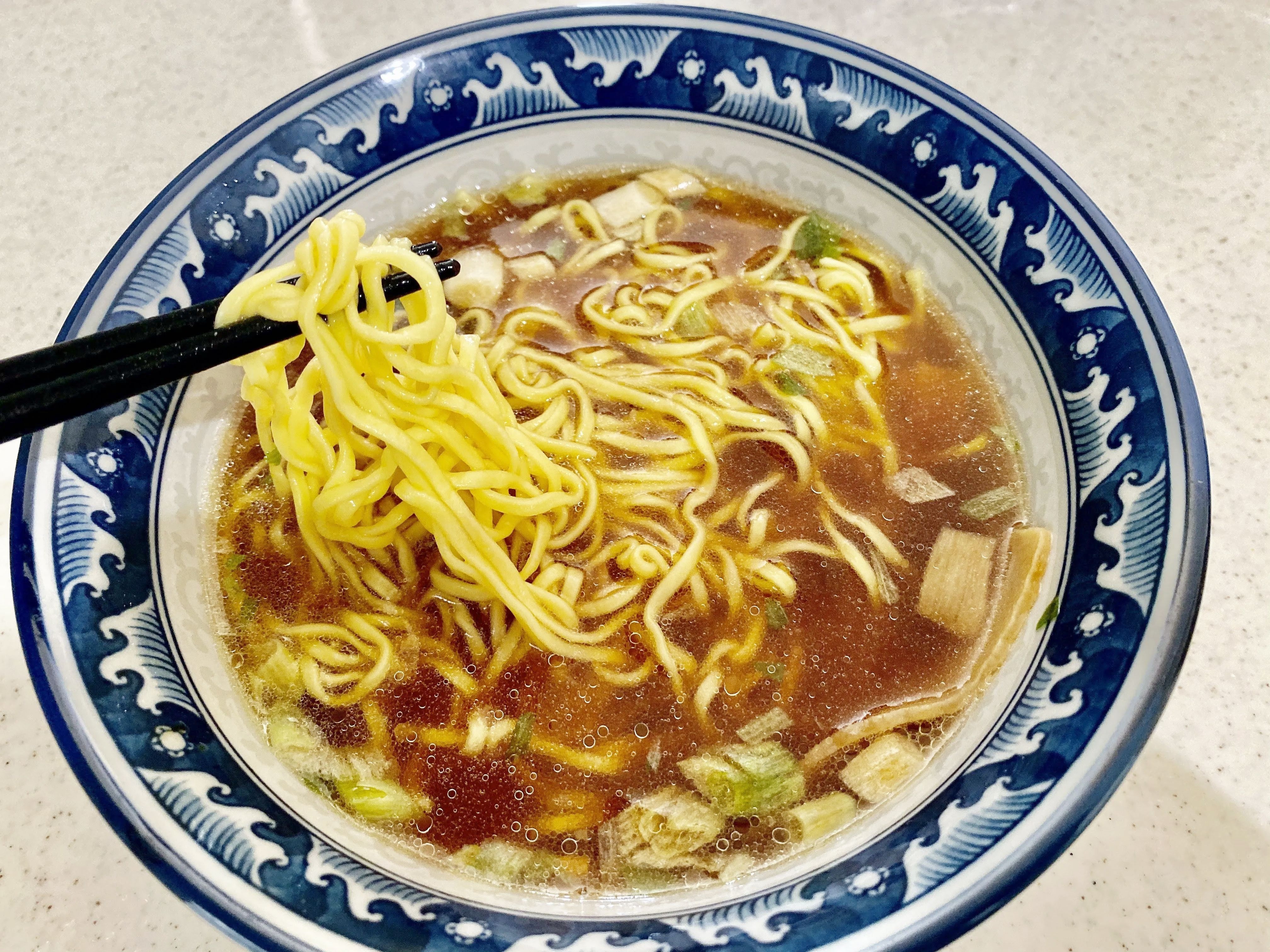 お湯を沸かさない『袋麺』の作り方！カップ麺でも試してみた→“ラクすぎて戻れない”結果に…