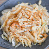 メイン食材ふたつだけ！新玉ねぎと油揚げのサラダ