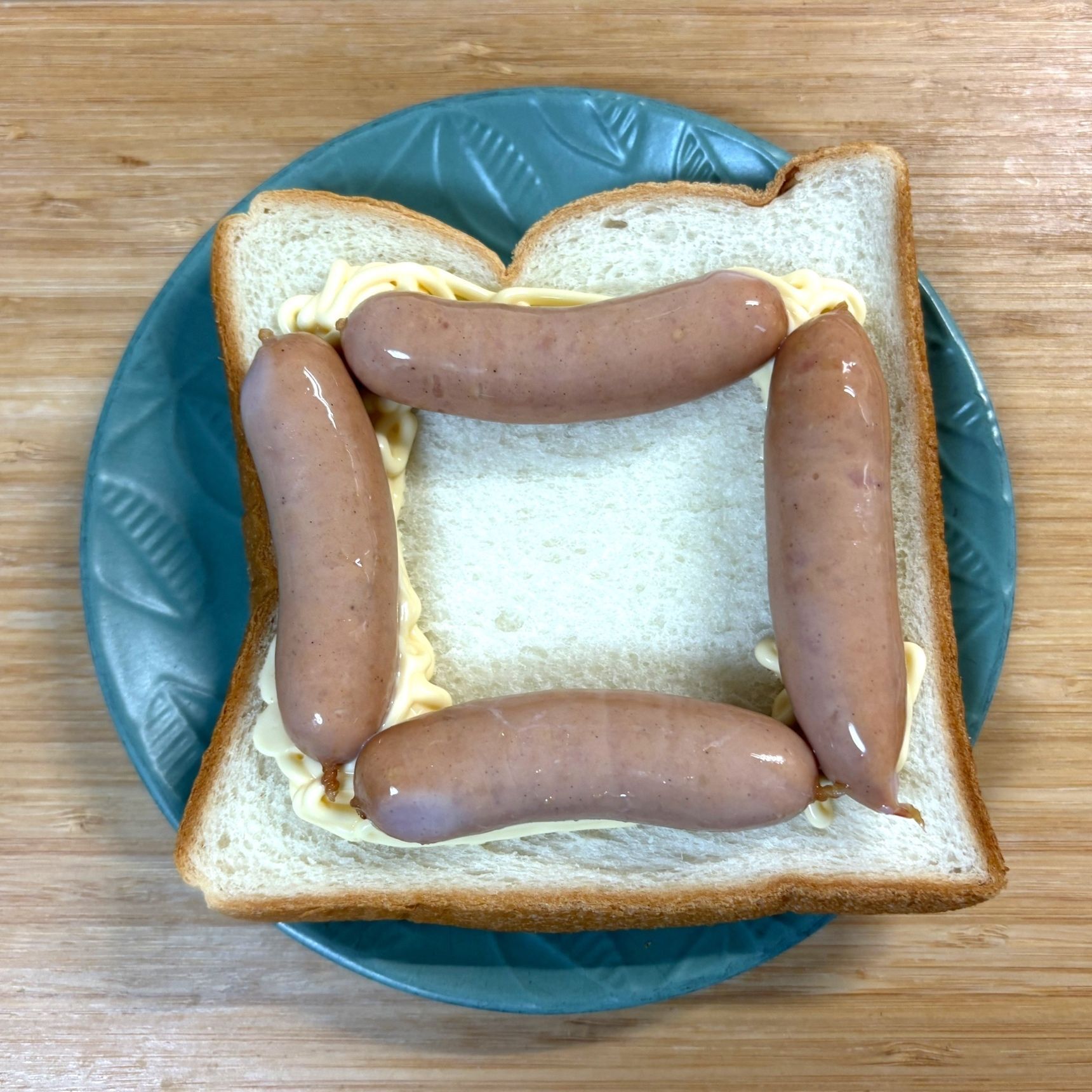 その内側にウインナーを4本並べて囲います