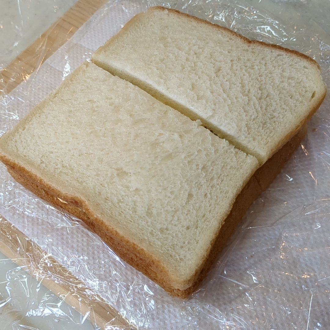 サンドイッチをカットして…