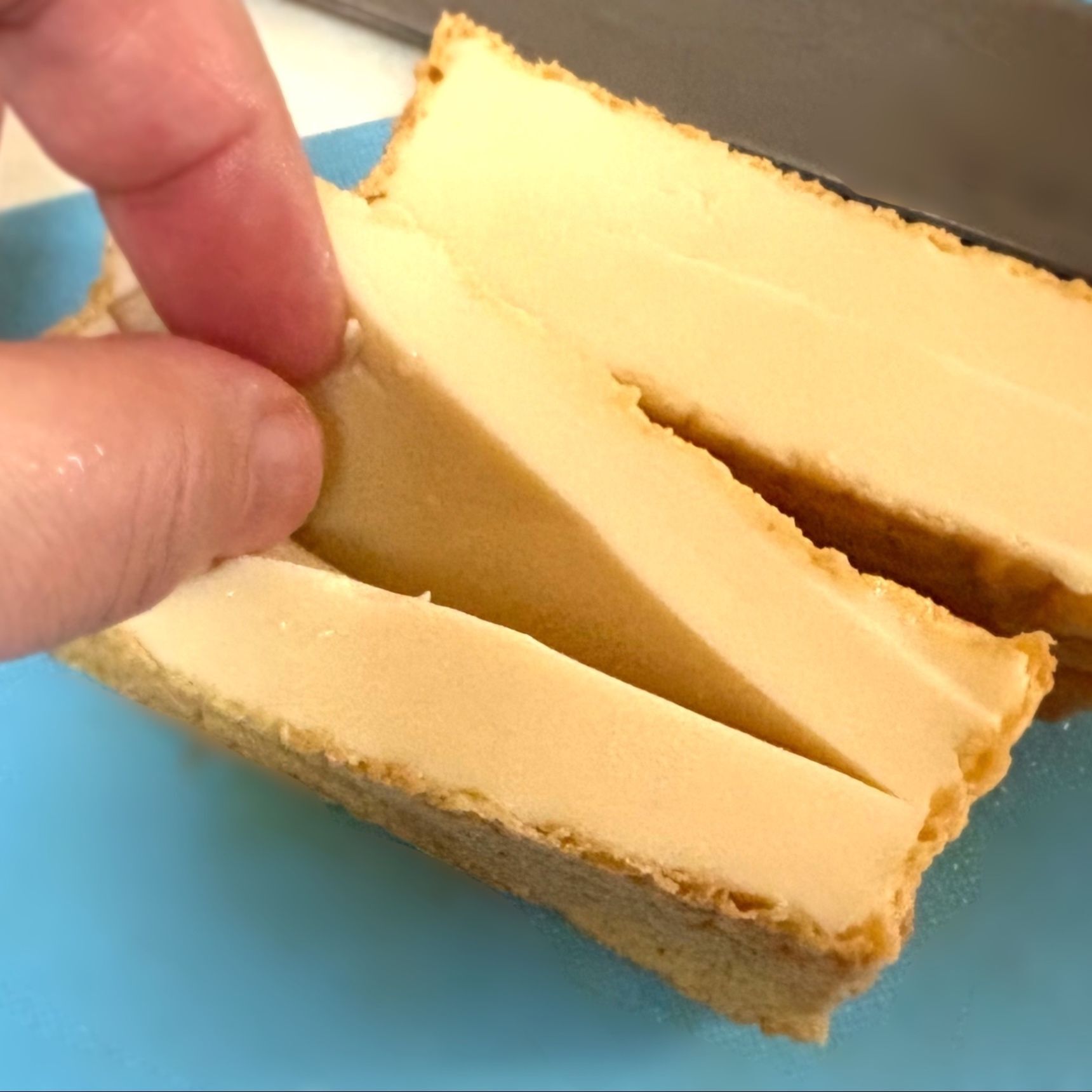 厚揚げを1/2にカットし、切り込みを入れます