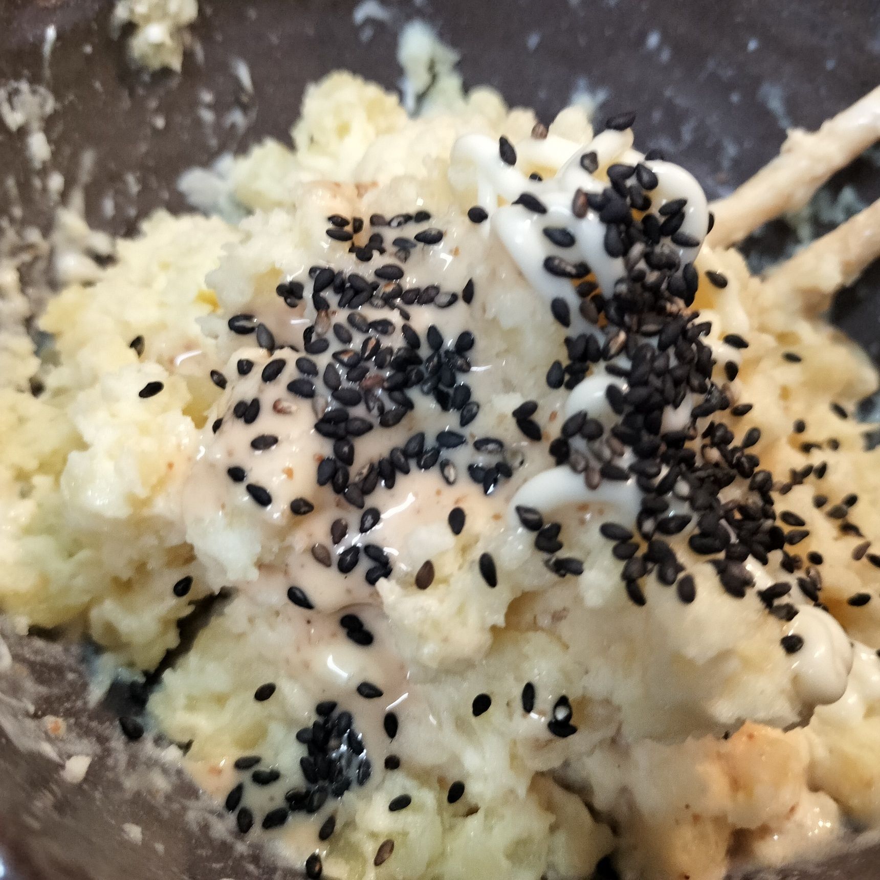 3.（温かいうちに）茹でたじゃがいもの皮を剥いて潰す→すぐに、材料●を加えて混ぜる→粗熱をとる→冷めたら、手順2のきゅうりを加えて混ぜる